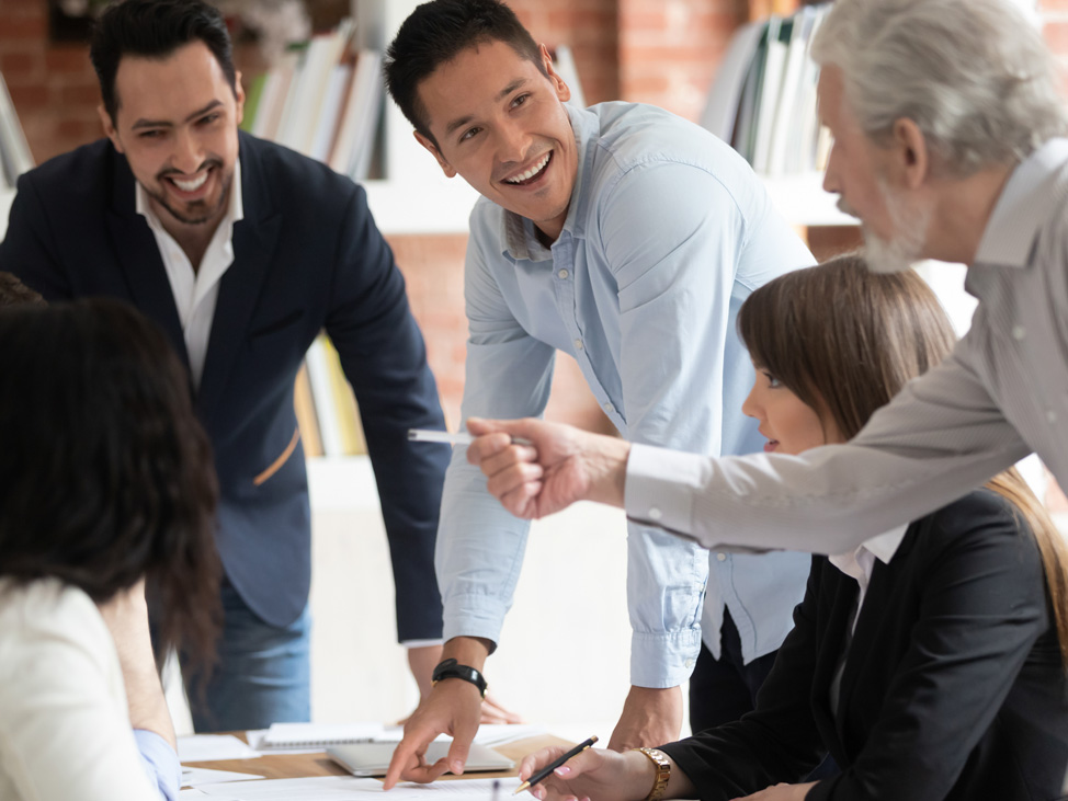 técnico de servicio reunido con arquitectos