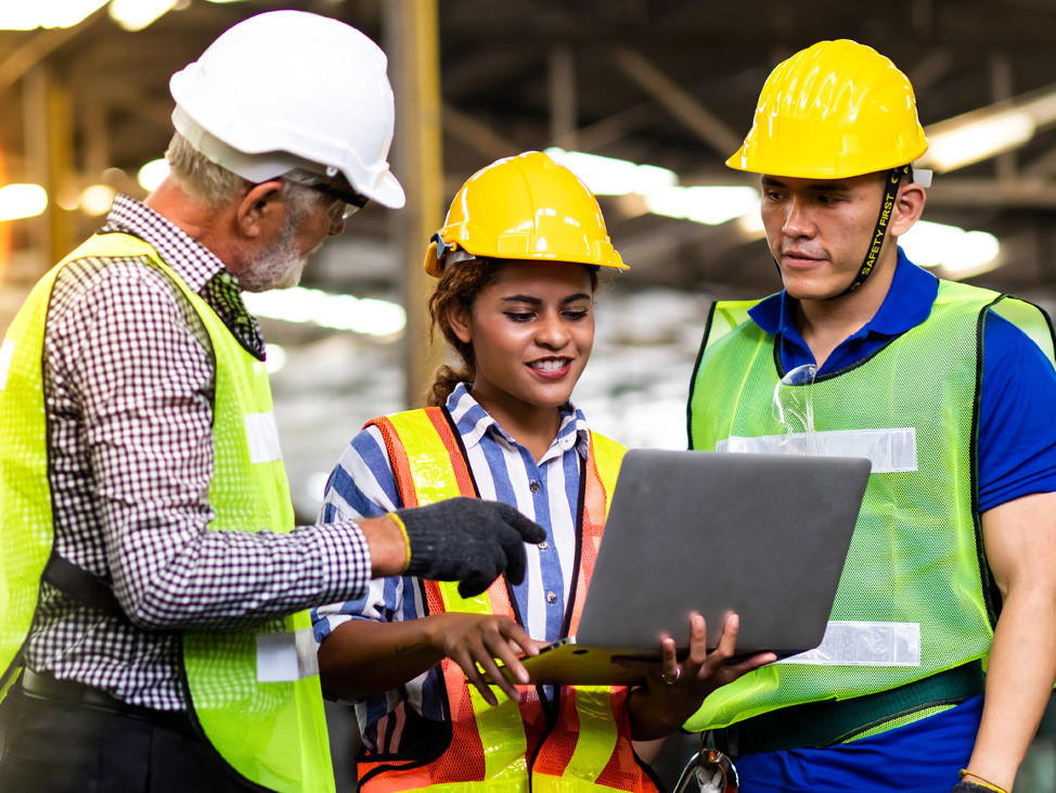 técnico de servicio hablando con un grupo de personas