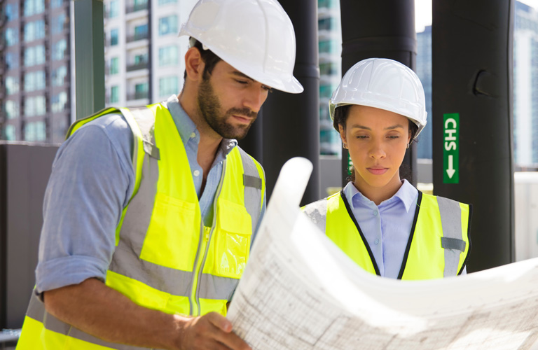 técnico de servicio brindando servicio diseño a arquitectos