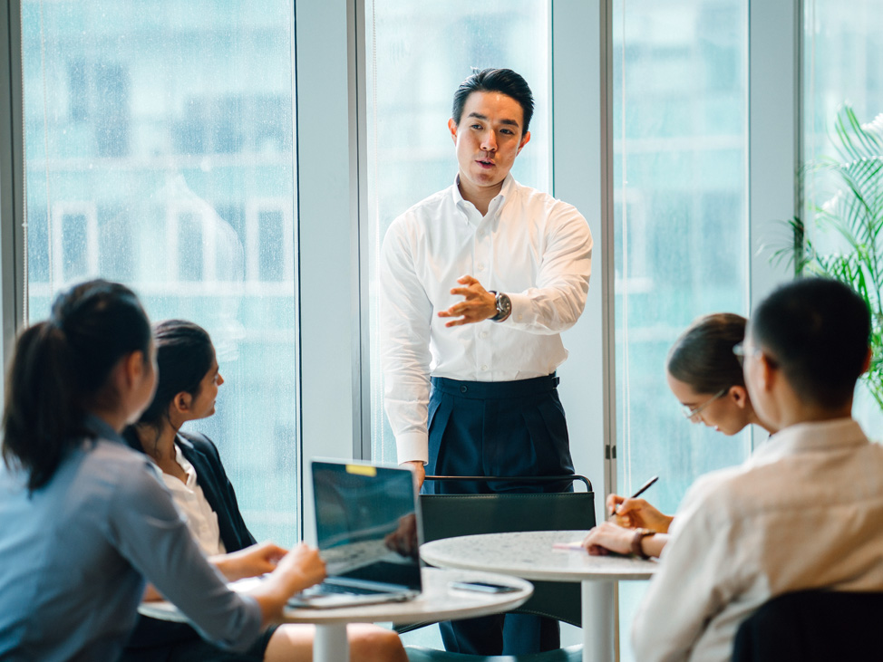 服务技术人员与建筑师会面